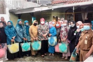 Ketua TPnPKK Kuningan berfoto bersama usai sosialisasi bank sampah.